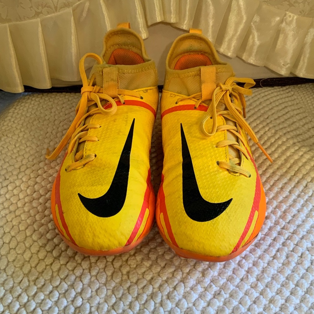 NIKE - Picture 2 of 6
